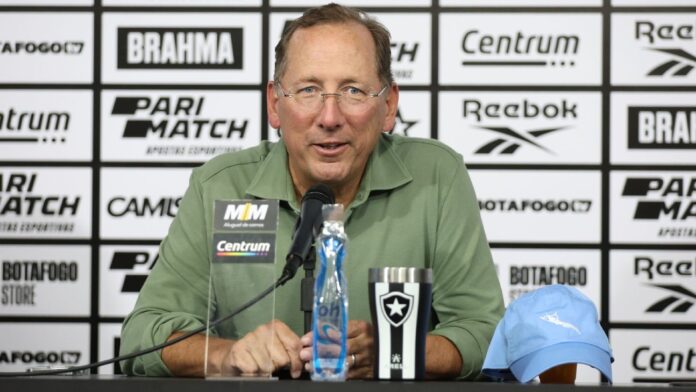 Botafogo anuncia zagueiro como reforço e acerta com atacante