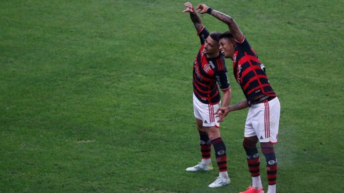 Bruno Henrique e Arrascaeta se isolam como maiores campeões pelo Flamengo