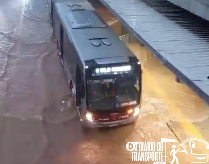 Chuva forte em São Paulo causa alagamentos. Acesso do Terminal João Dias chegou a ser tomado pela água