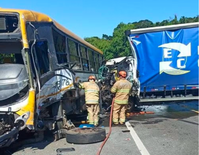 Colisão entre dois caminhões e ônibus da Viação Progresso na BR-393 deixa 14 feridos nesta terça-feira (18)