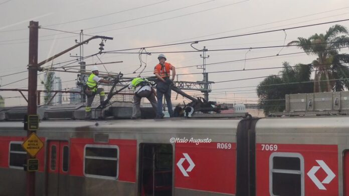 Depois de três horas com problemas por causa de trem enroscado em fiação, linhas 7 e 8 voltam à normalidade neste sábado (15)