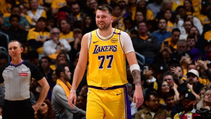 Doncic estreia, é ovacionado pela torcida, e Lakers atropelam o Jazz
