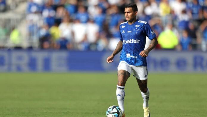 Dudu segue Neymar e outros em movimento contra gramado sintético