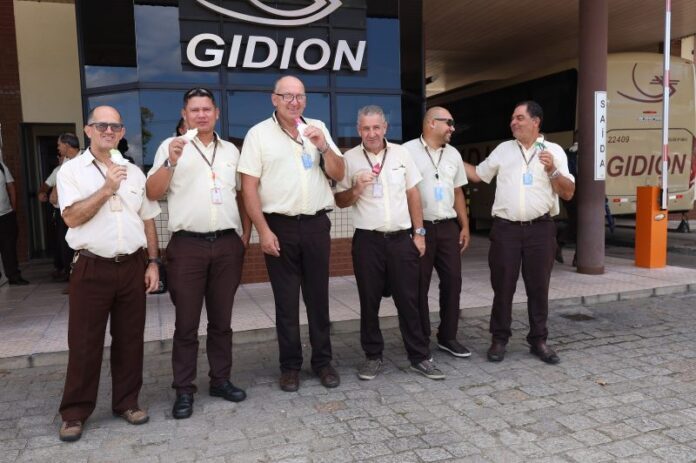 Empresas de transporte coletivo de Joinville (SC) distribuem picolés para colaboradores em dia de calor intenso