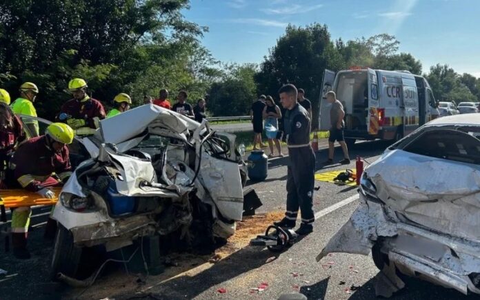 Engavetamento na Freeway (RS) envolvendo cinco carros e um ônibus da Ouro e Prata deixa dois feridos graves