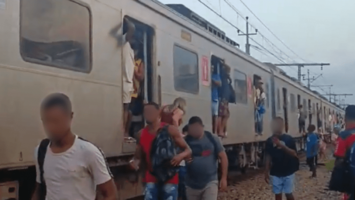 Falha elétrica gera fumaça em trem da SuperVia e assusta passageiros no Rio de Janeiro na manhã desta quarta (19)