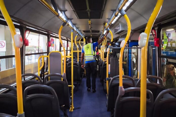 Fiscalização da EPTC identifica ônibus sem ar-condicionado em Porto Alegre (RS)