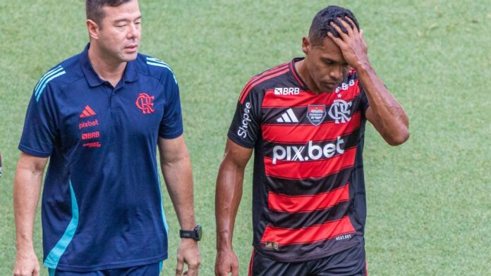 Flamengo atualiza situação de Alex Sandro após lesão em clássico
