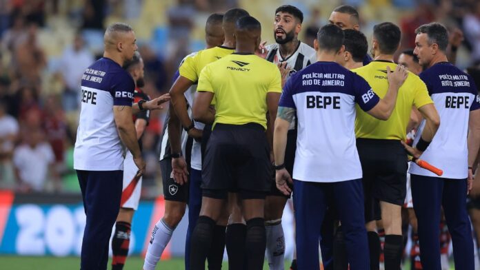 Flamengo x Botafogo termina em troca de socos, expulsões e confusão