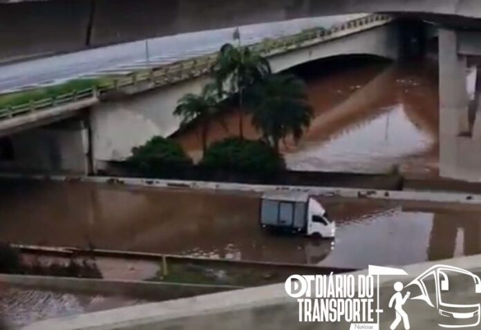 Fortes chuvas causam transtornos no transporte público de São Paulo neste sábado (1º)
