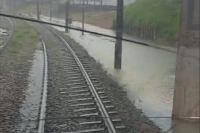 Fortes chuvas e alagamentos em Recife (PE) interrompem funcionamento da linha centro do metrô nesta quarta-feira (05)