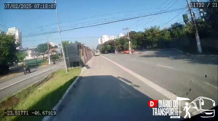 IMAGENS DA CÂMERA DO ÔNIBUS ATINGIDO POR AVIÃO EM SÃO PAULO são obtidas pelo Diário do Transporte. Veja também momento da queda