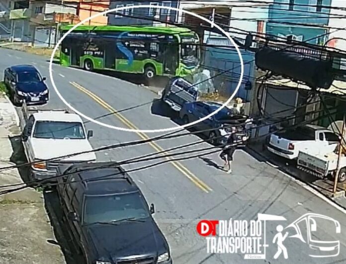 Imagens mostram ônibus da Transwolff sem controle que derruba árvore e bate em picape, carro e imóvel neste sábado (08)