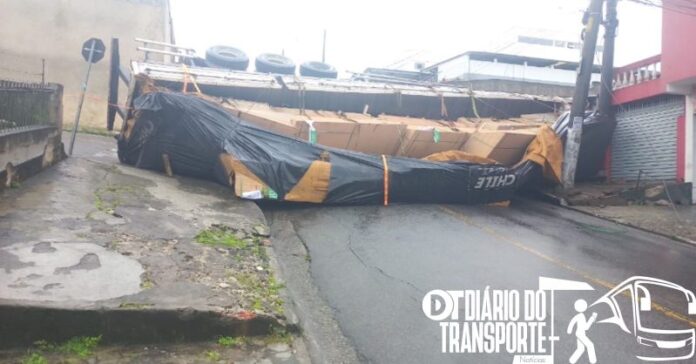 Interdição total na Rua Xavantes com Rua Rondônia em Cotia (SP) após tombamento de caminhão nesta segunda-feira (3)