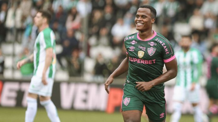 Jhon Arias 'muda de ideia' e renova com o Fluminense