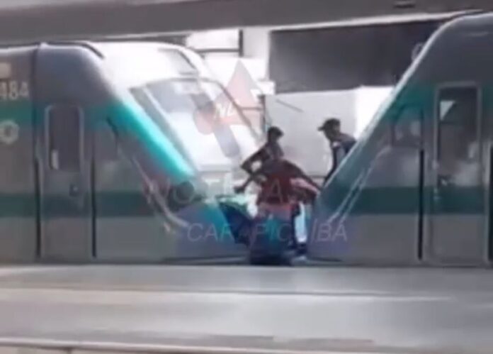 Jovens se arriscam pendurados do lado de fora de trem na Linha 8-Diamante