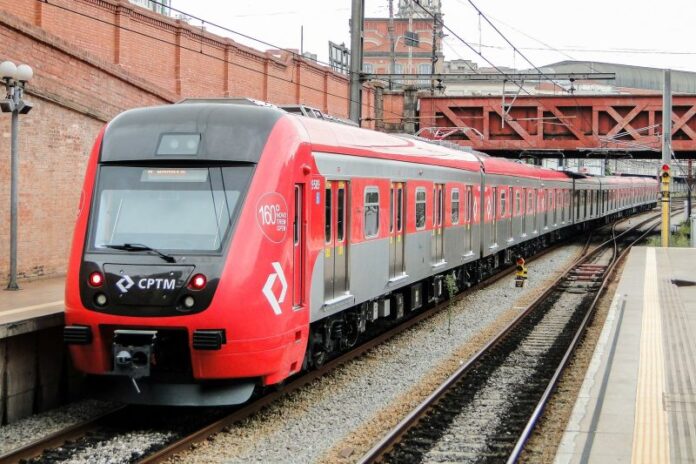 Linha 12-Safira da CPTM opera com maiores intervalos devido às fortes chuvas em São Paulo nesta sexta-feira (14)