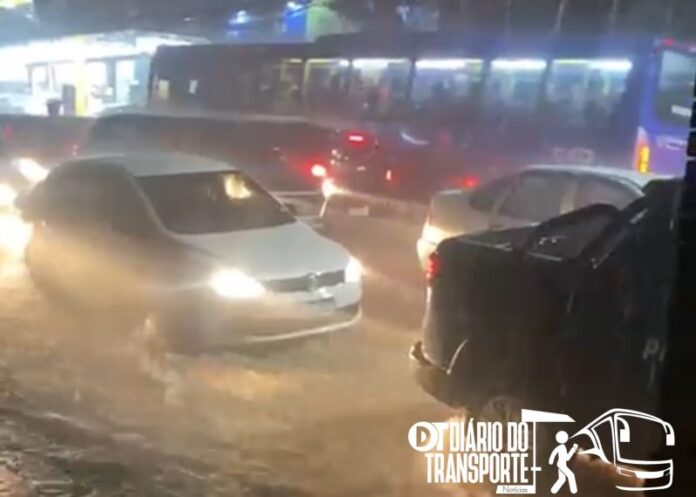 Linhas de ônibus da EMTU e municipais são desviadas por causa de chuva de Verão na noite desta quinta (06) em São Paulo