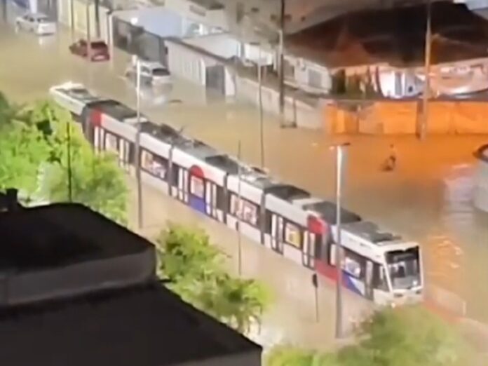 Litoral também foi atingido pela chuva, que deixou passageiros de ônibus e VLT ilhados