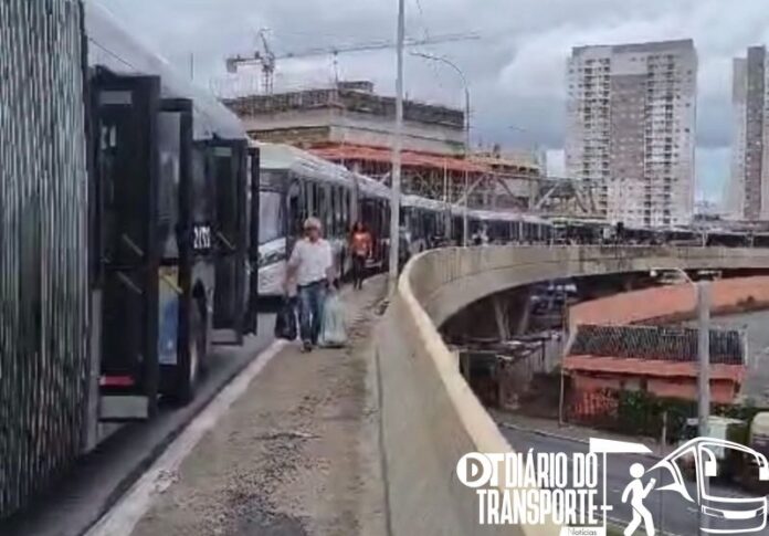 Manifestação bloqueia terminal Parque D. Pedro II e mediações nesta segunda-feira (3) 