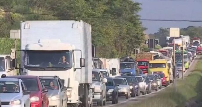 Manifestação interdita parcialmente a BR-040 em Ribeirão das Neves, Belo Horizonte (MG) nesta segunda-feira (3) 