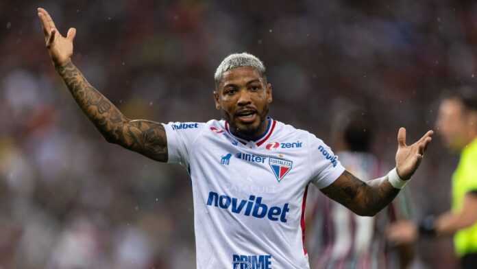Marinho compara gramado sintético à altitude e critica: 'Quem decide isso nunca jogou bola'