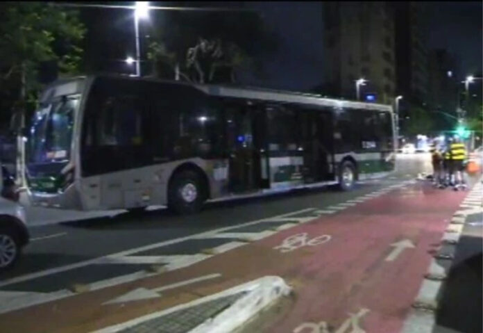 Mulher em situação de rua morre após ser atropelada por ônibus da Via Sudeste Transportes na Avenida Cásper Líbero neste sábado (8)