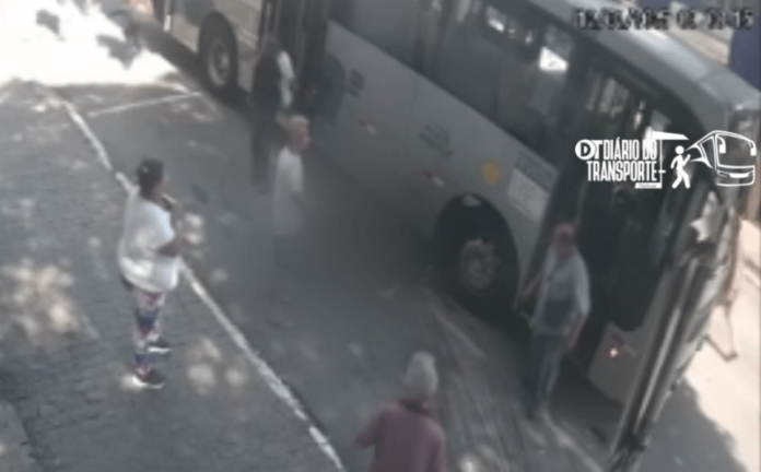 Mulher fica gravemente ferida após ser atropelada por ônibus municipal de São Paulo no Sacomã, na manhã desta quarta-feira (12)