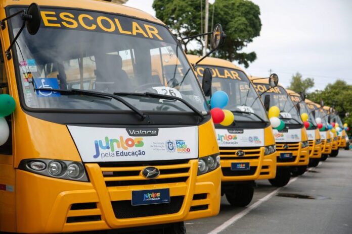 Municípios de Pernambuco devem receber 184 novos ônibus escolares nos próximos dias, diz governadora Raquel Lyra