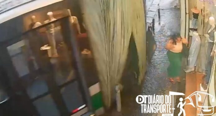 “Nasceu de novo” – Mulher é salva de ser atingida por “sanfona” de ônibus graças balaústre de proteção em calçada –  ASSISTA O EXATO MOMENTO