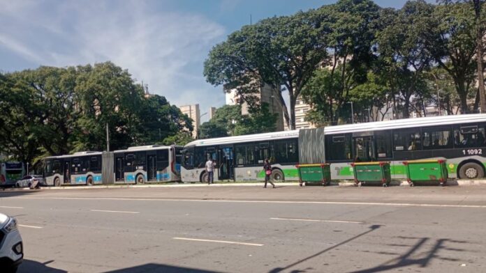 Obras na Av. Rio Branco, no centro de São Paulo, afetam linhas de ônibus e geram trânsito intenso nesta quinta-feira (06)