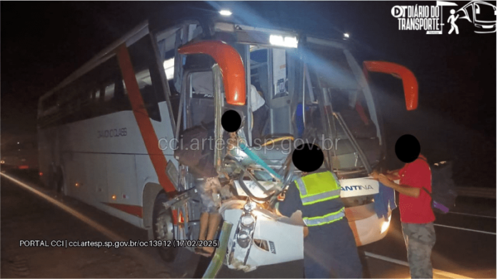 Ônibus da Expresso Adamantina e caminhão batem em Itirapina (SP)