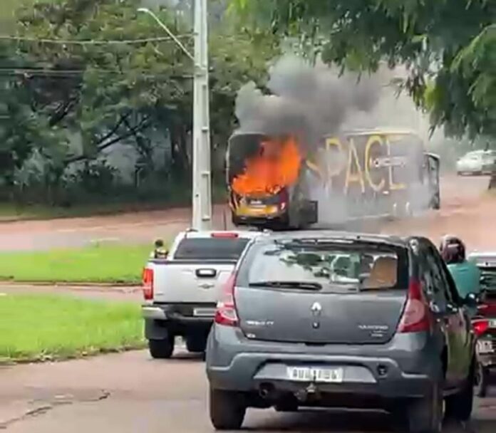 Ônibus da Expresso Nordeste pega fogo no Paraná nesta quarta (19)