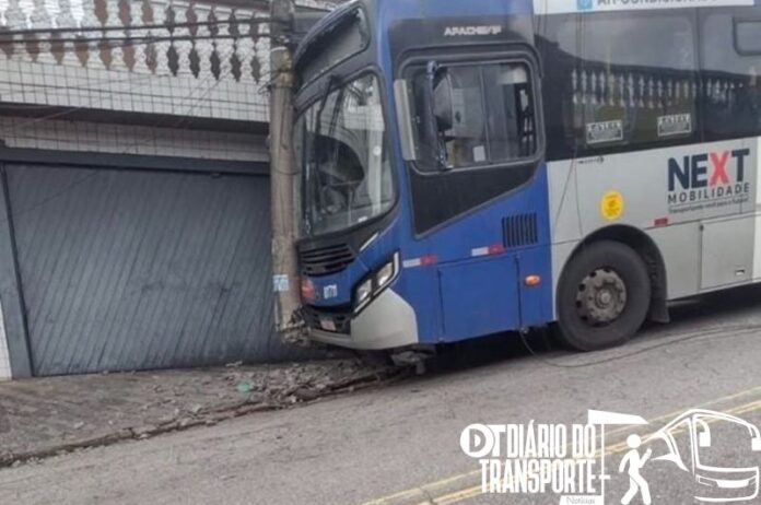 Ônibus da NEXT Mobilidade colide com poste na Rua dos Ciprestes em Santo André (SP) neste domingo (2)