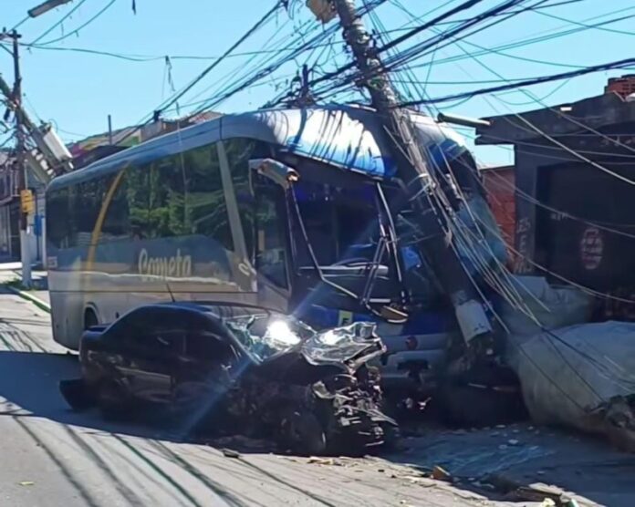 Ônibus da Viação Cometa bate em poste na Zona Leste de São Paulo e uma pessoa fica ferida na manhã desta segunda-feira (17)