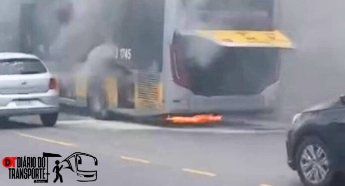 Ônibus da Viação Metrópole Paulista pega fogo em São Miguel, Zona Leste de São Paulo, na tarde desta terça-feira (4)