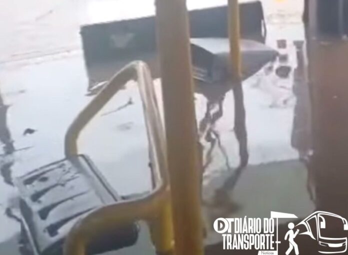 Ônibus é tomado por água após enchentes em São Paulo nesta segunda-feira (10)
