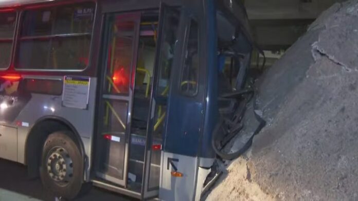 Ônibus municipal de Belo Horizonte (MG) colide contra pilar no Túnel da Lagoinha e deixa feridos na noite desta quinta-feira (13)