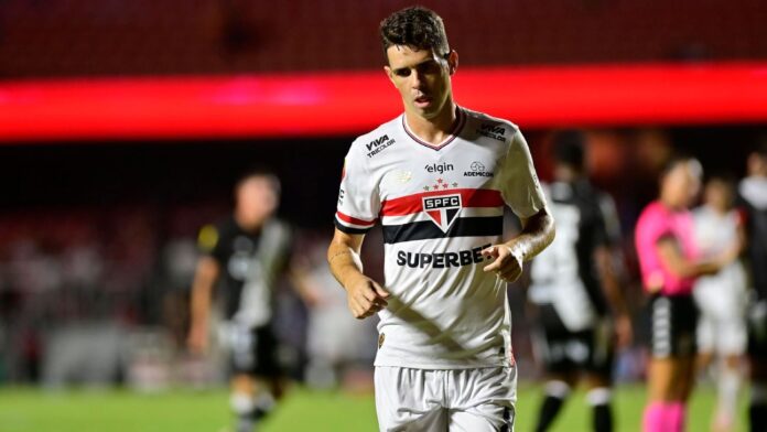 Oscar critica São Paulo e cita gols bobos que time vem tomando: 'Faltou entrega'