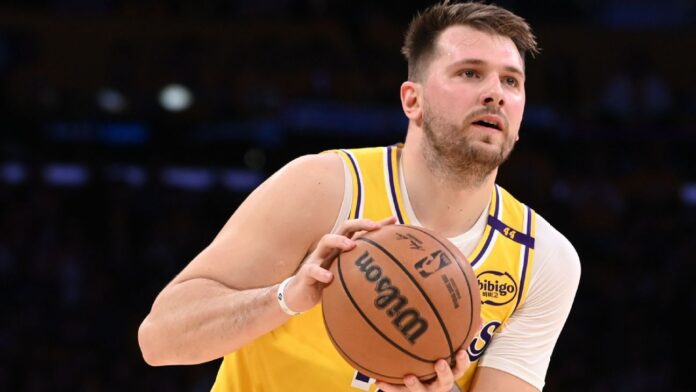 Palavrão de LeBron, lenda rival e nervosismo: como foi a estreia de Doncic pelos Lakers