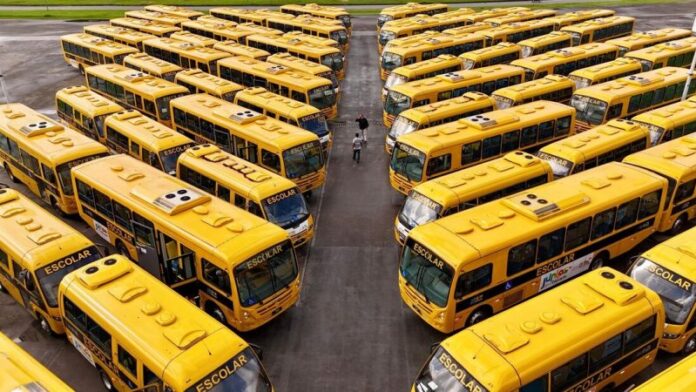 Pernambuco recebe 184 novos ônibus escolares pelo programa “Juntos pela Educação”