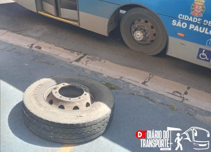 Roda se solta de ônibus da Transwolff na região do Roda se solta de ônibus da Transwolff na região do Grajaú nesta quinta-feira (6)