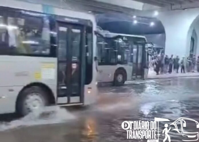 Terminal de ônibus em Itaquera fica alagado após fortes chuvas em São Paulo nesta quinta-feira (6)