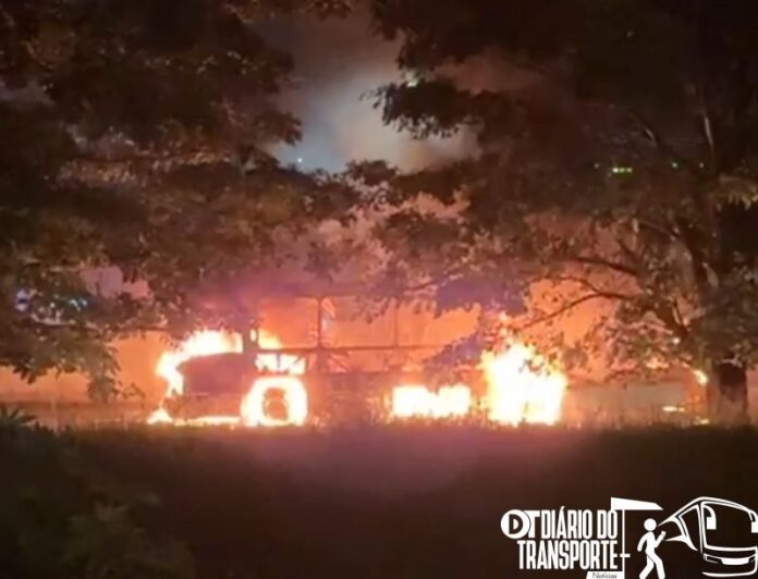 Transporte coletivo de Londrina (PR) é suspenso após ônibus serem incendiados durante protestos na noite desta segunda-feira (17) 