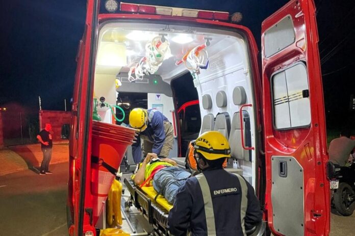 Bombeiros socorrem vítima ferida após colisão entre carro e motociclista em Lucas do Rio Verde