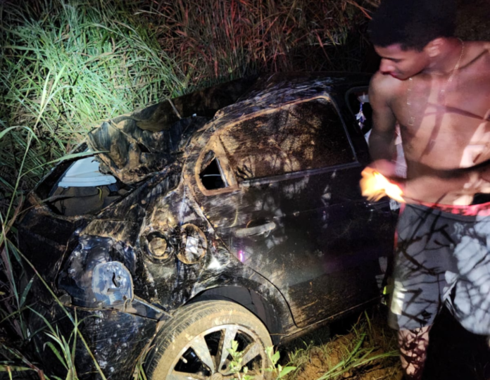 Corpo de Bombeiros socorre jovem vítima de capotamento na MT-251