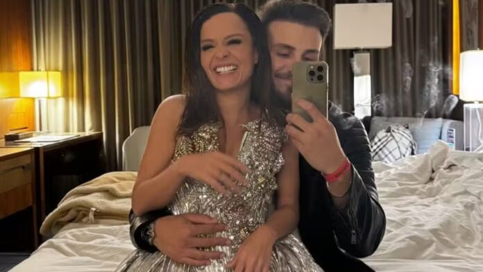 De vestido, Maiara posa sentada no colo do namorado em quarto: ‘Deslumbrante’
