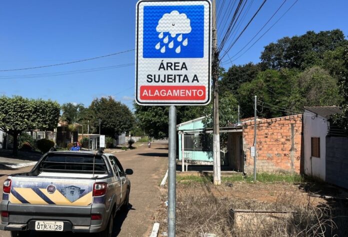 Rondonópolis recebe placas de alerta contra alagamentos em pontos críticos