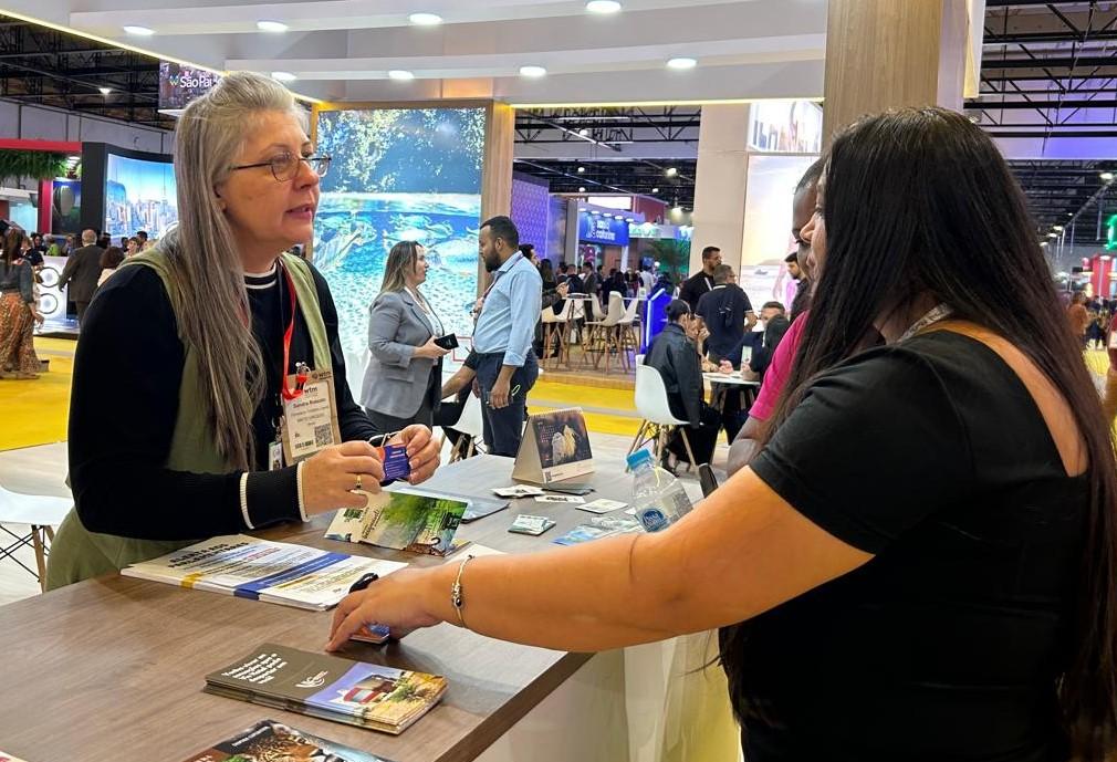 Sandra Rossato em atendimento a turistas interessadas pelo empreendimento