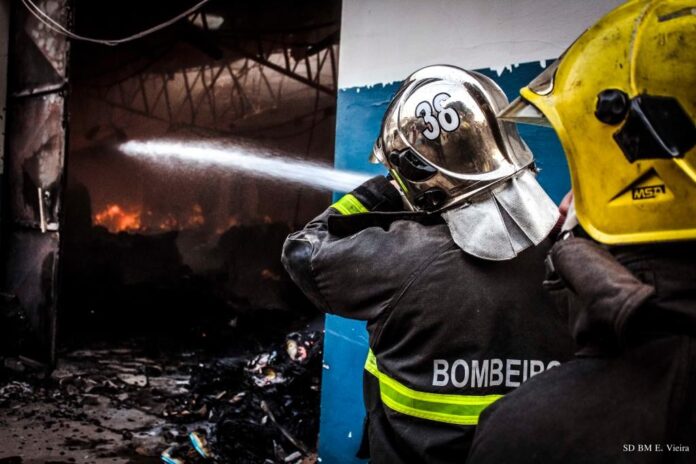 Corpo de Bombeiros impede que incêndio destrua loja em Cuiabá